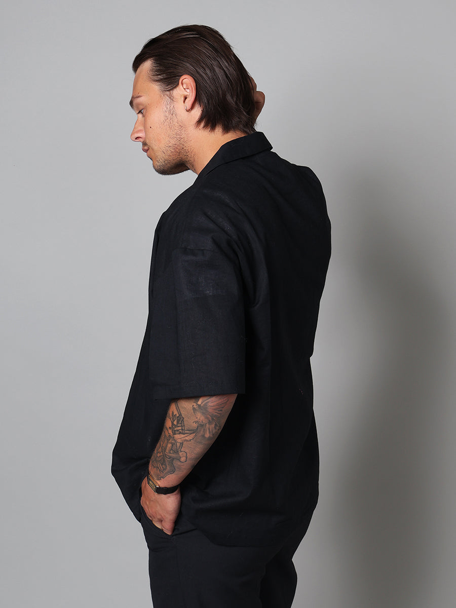 Relaxed fit short-sleeved collared shirt